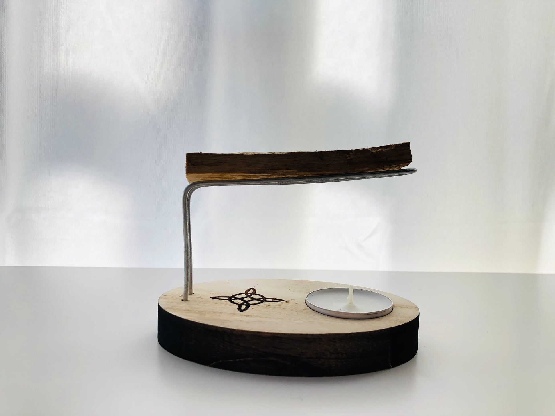 Porta palo santo de madera rústica y base de incienso natural, soporte artesanal para sahumerios de estilo nórdico o zen, accesorio de madera para rituales de limpieza energética.