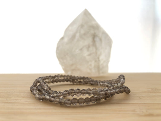 Pulsera elástica de piedras de cuarzo ahumado tallado en facetas, con reflejos ahumados naturales, ideal para combinar con otros cristales de bienestar.