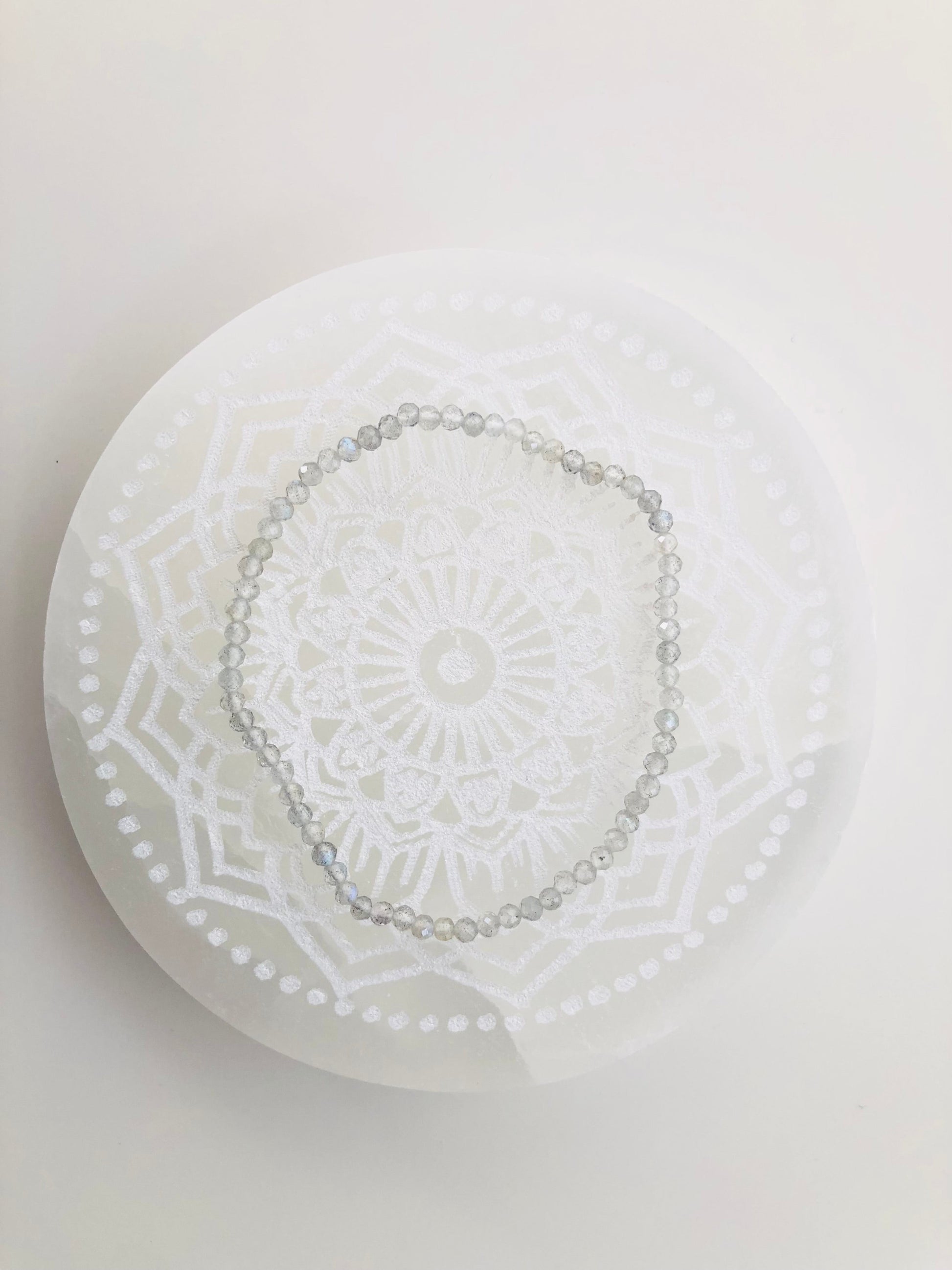 Pulsera labradorita facetada en altar de selenita circular