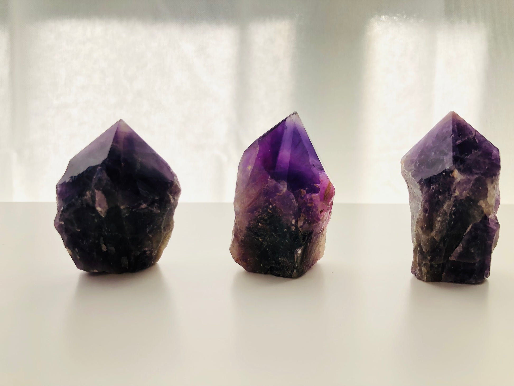 Punta de amatista con base bruta para decoración y bienestar, cristal de cuarzo violeta natural tallado para armonización de espacios y meditación.