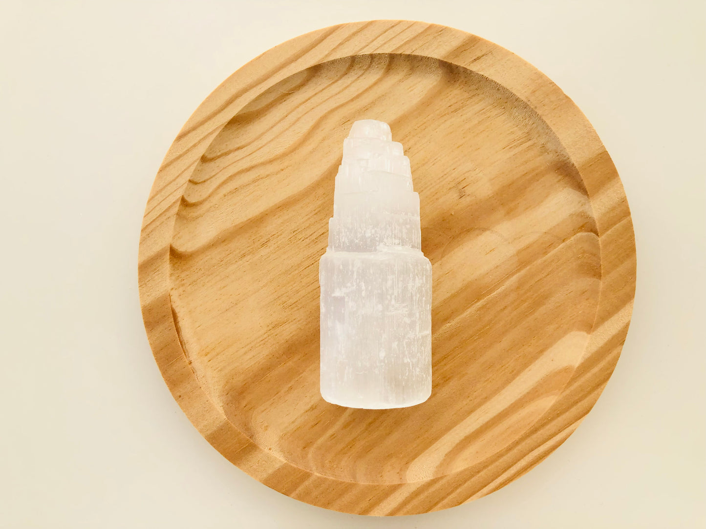 Monolito de selenita blanca en forma de rascacielos para decoración espiritual, limpieza de ambientes y protección energética del hogar.