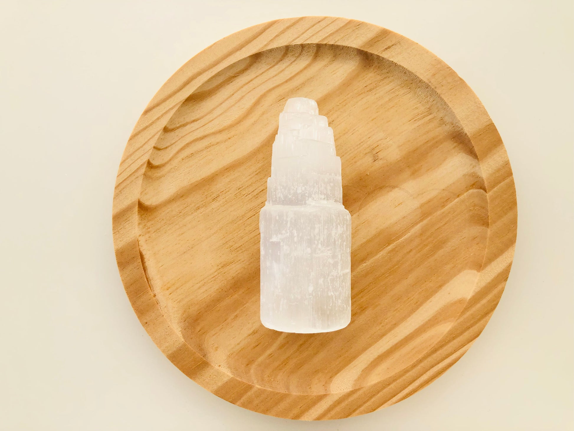 Monolito de selenita blanca en forma de rascacielos para decoración espiritual, limpieza de ambientes y protección energética del hogar.