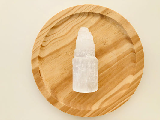 Monolito de selenita blanca en forma de rascacielos para decoración espiritual, limpieza de ambientes y protección energética del hogar.