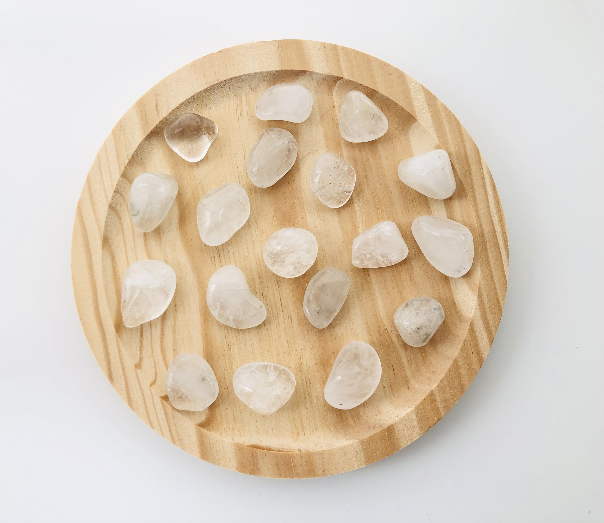 Rodado de cuarzo blanco pulido para limpieza energética y sanación, piedra natural de color blanco ideal para equilibrio espiritual y meditación.