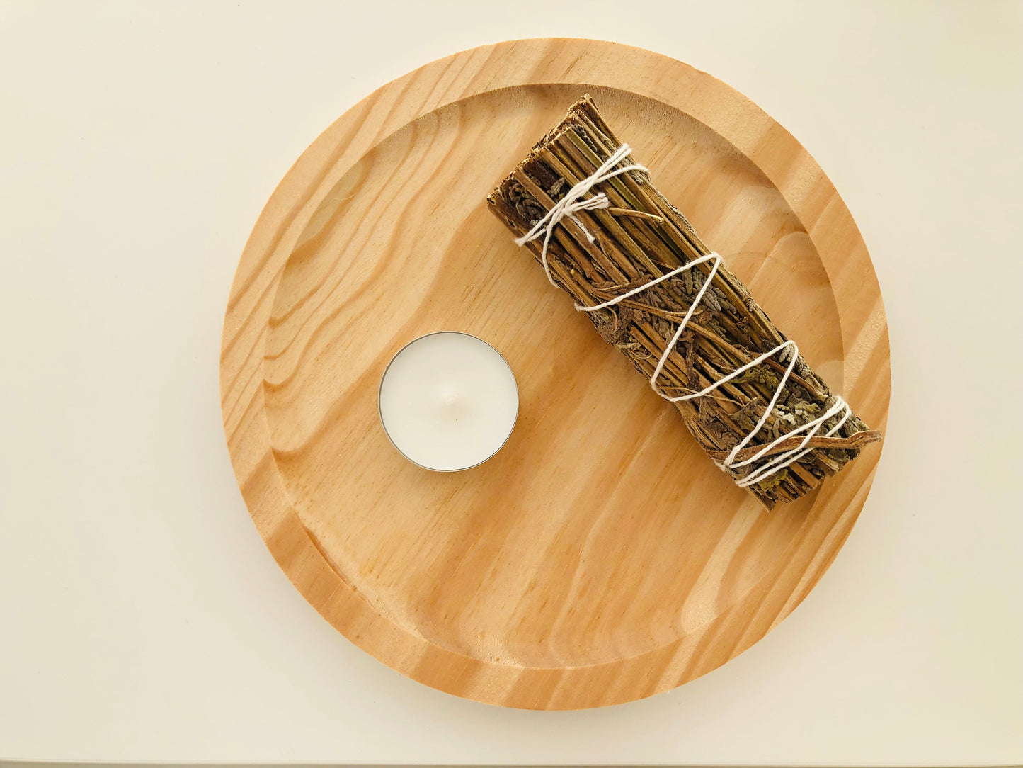 Atado de lavanda seca natural para sahumar, formado por flores y tallos morados compactados artesanalmente con hilo de algodón, mostrando una textura rústica y botánica.