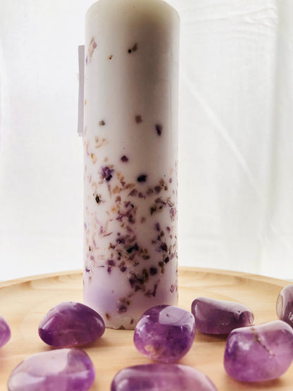 Vela aromática esotérica con piedras de amatista natural sobre una mesita de noche, aportando una estética zen y relajante al dormitorio.
